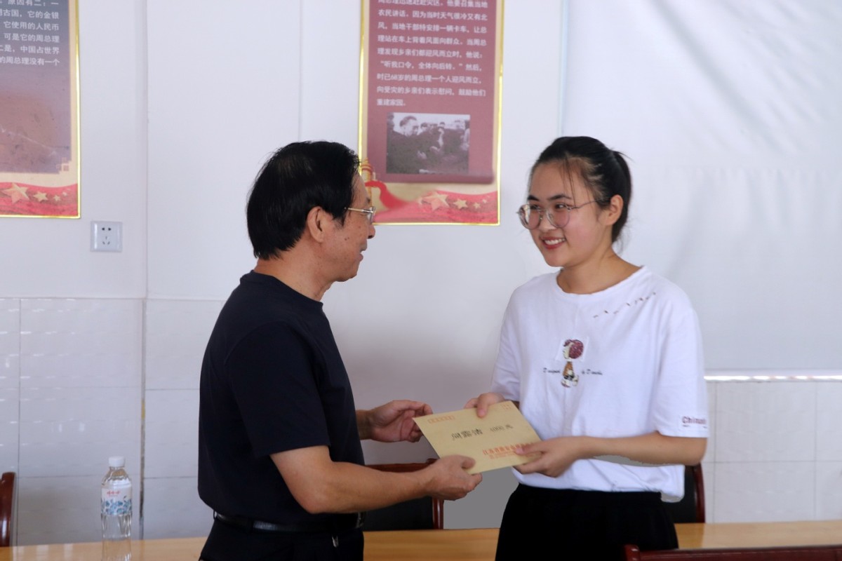 淮安市慈善总会发放新年度助学金