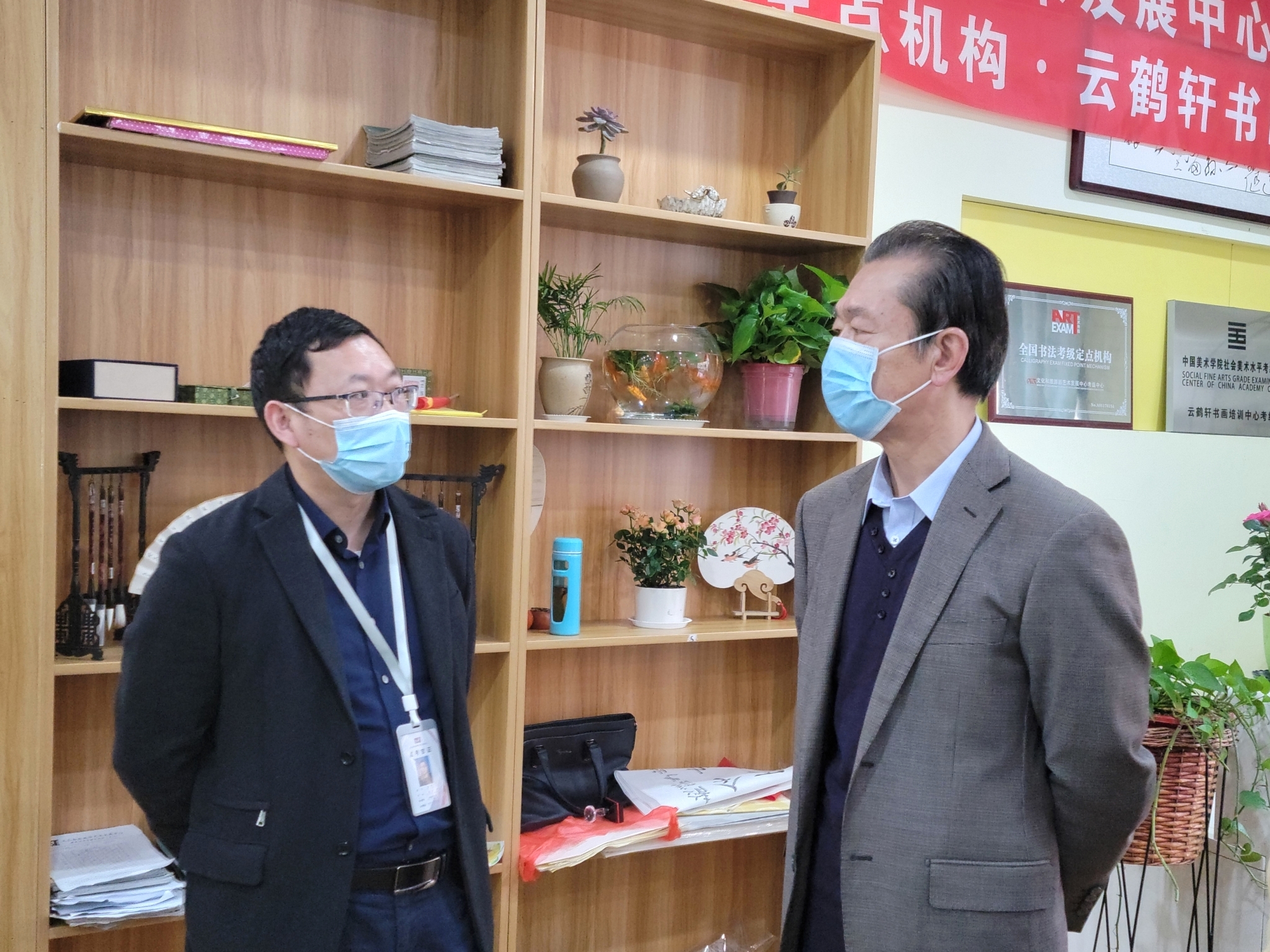 淮安:“云鹤轩书画”广泛征求社会意见 提高自己