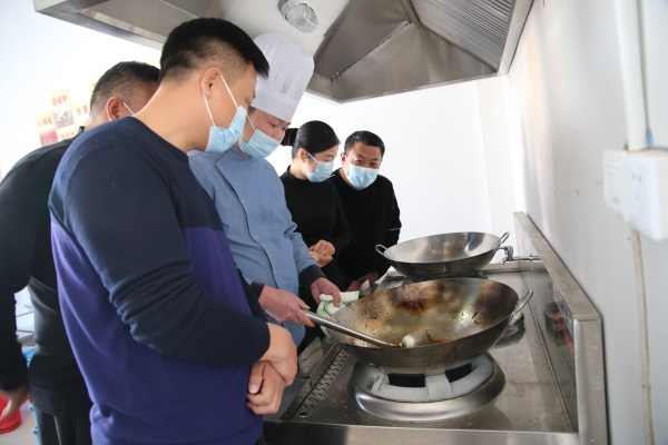 老营“蔡团长”在老区黄花塘闯出一片新天地