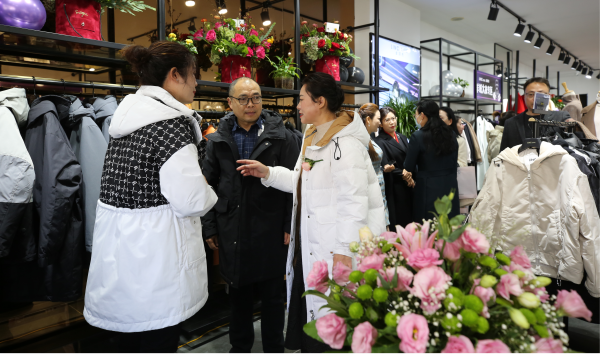 芳华半边天 巾帼展英姿