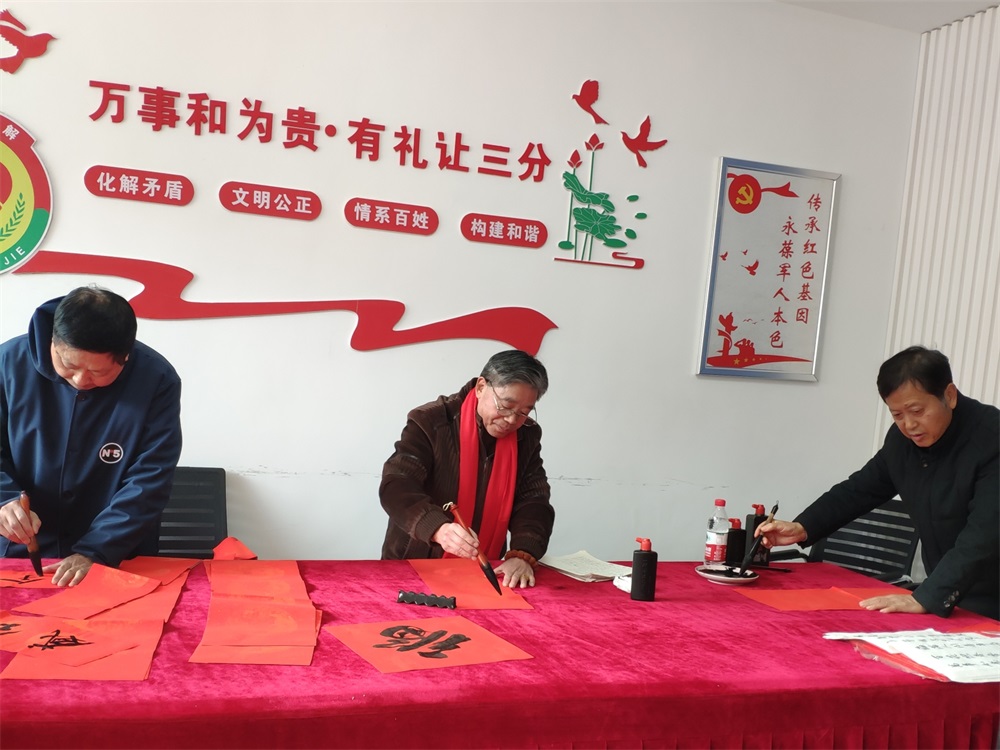 春节前夕,淮安书画家为市民送祝福