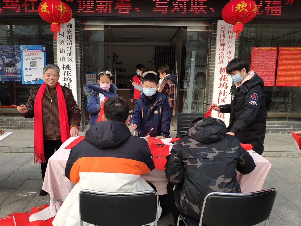 春节前夕,淮安书画家为市民送祝福