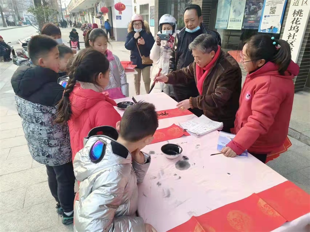 春节前夕,淮安书画家为市民送祝福
