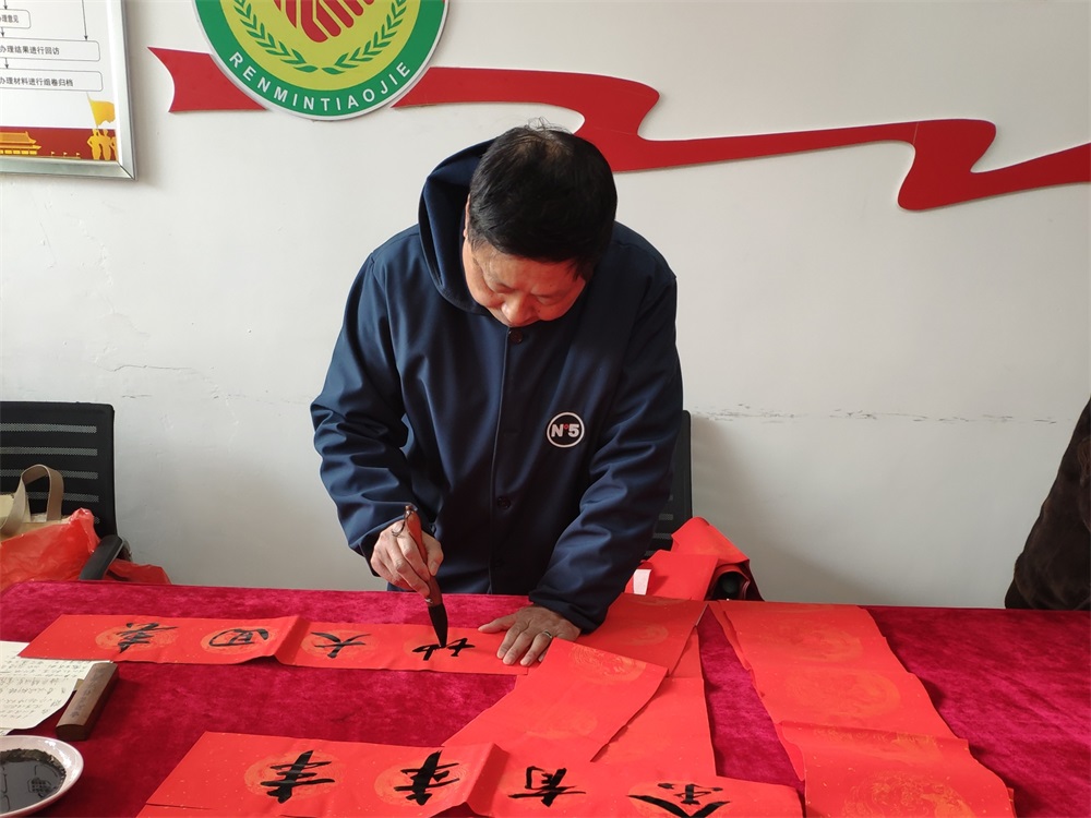 春节前夕,淮安书画家为市民送祝福