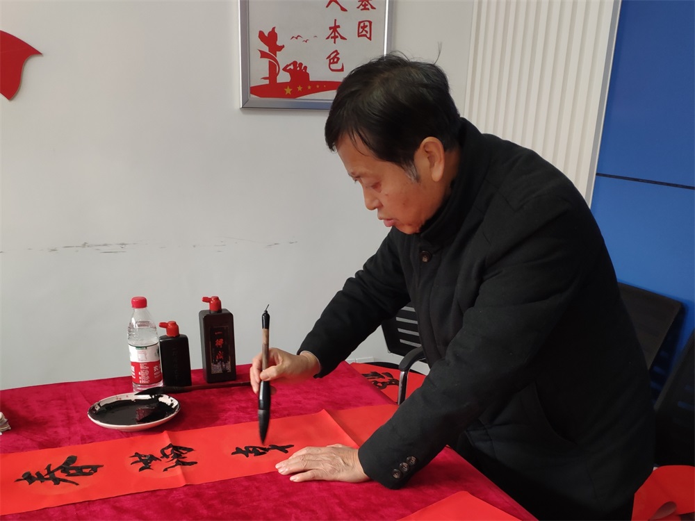 春节前夕,淮安书画家为市民送祝福