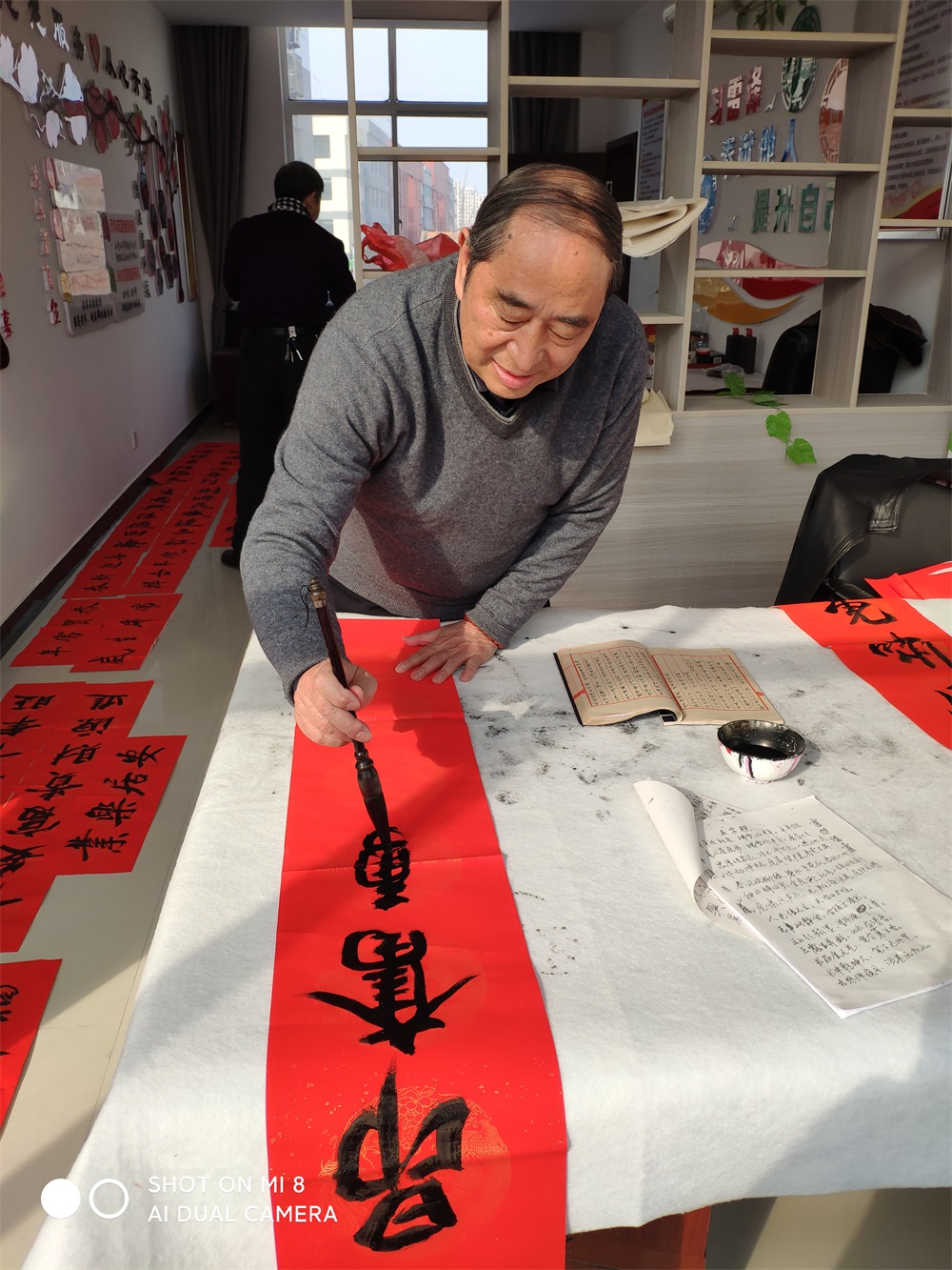 春节前夕,淮安书画家为市民送祝福